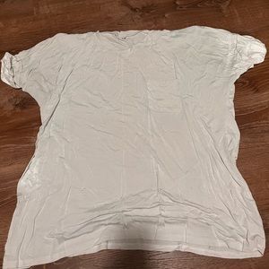 Oversized white tshirt with pocket in corner, stretchy material